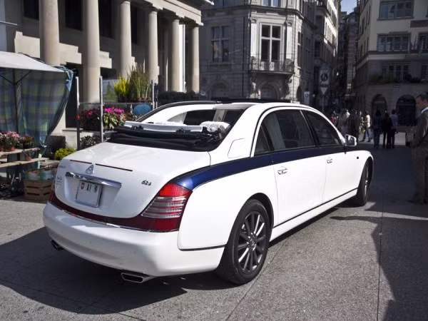 Chiếc Maybach Landaulet này có giá vào loại “khủng”. Nếu mua ở Mỹ, bạn phải bỏ khoảng 1,35 triệu USD để rinh nó về nhà.