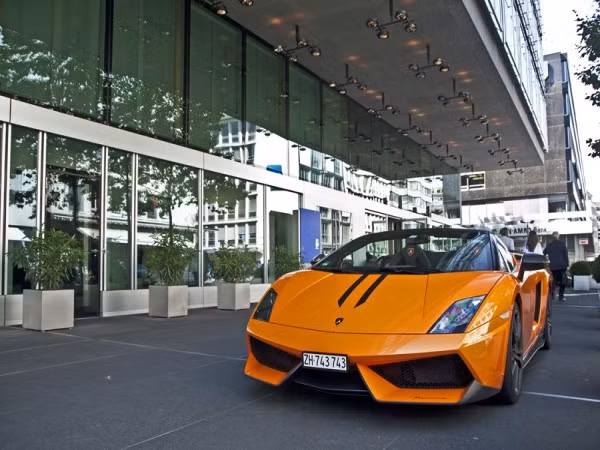 Đây là chiếc Spyder Performante, một phiên bản "nhẹ ký" của xe Laborghini Gallardo Spyder.