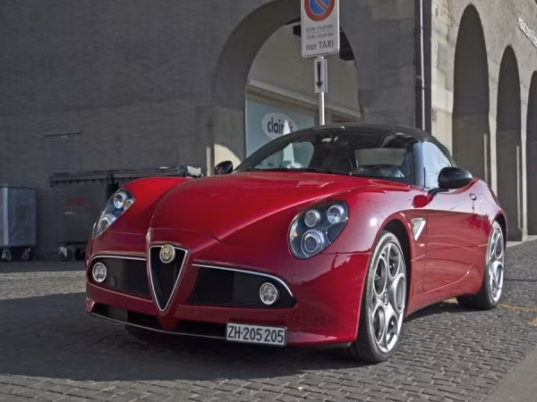 Đây không chỉ là Alfa Romeo 8C, nó còn là 8C Spider, một dòng xe đã trở thành huyền thoại. Chỉ có 500 chiếc 8C Spider được sản xuất và bán ra trên thị trường.
