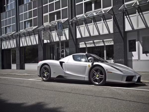 Không phải lúc nào bạn cũng bắt gặp một chiếc Ferrari Enzo đậu ở trên đường phố. Đây là một trong hai chiếc Ferrari Enzo được sơn màu bạc.