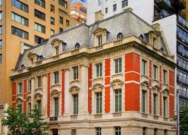 Người mua biệt thự Duke Semans (Manhattan, Mỹ) được giữ bí mật cho đến khi họ điều tra ra chủ nhân của nó chính là người đàn ông giàu nhất thế giới. Carlos Slim Helu đã mua nó với giá 44 triệu USD. Ngôi biệt thự rộng hơn 1.700 m2 này tự hào có 8 tầng với 12 phòng ngủ, 14 phòng tắm, văn phòng bác sĩ riêng ở tầng hầm, sàn nhà được lát toàn bộ bằng đá cẩm thạch. Hàng xóm của Slim cũng đều là những tỷ phú nổi tiếng: Donald Trump, Harrison Ford, Ralph Lauren… Người mua biệt thự Duke Semans (Manhattan, Mỹ) được giữ bí mật cho đến khi họ điều tra ra chủ nhân của nó chính là người đàn ông giàu nhất thế giới. Carlos Slim Helu đã mua nó với giá 44 triệu USD. Ngôi biệt thự rộng hơn 1.700 m2 này tự hào có 8 tầng với 12 phòng ngủ, 14 phòng tắm, văn phòng bác sĩ riêng ở tầng hầm, sàn nhà được lát toàn bộ bằng đá cẩm thạch. Hàng xóm của Slim cũng đều là những tỷ phú nổi tiếng: Donald Trump, Harrison Ford, Ralph Lauren…