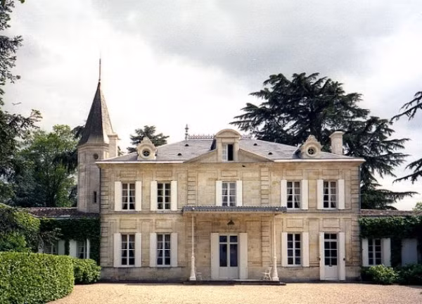 Ngoài ra, vị CEO của hãng thời trang Louis Vuitton danh tiếng còn sở hữu lâu đài Chateau Cheval Blanc (Pháp) 150 tuổi. Tòa lâu đài này được ông mua lại vào năm 1998, rộng hơn 41 ha và được bao quanh bởi một vườn nho. Bernard Arnault tiết lộ rằng ông rất thích dành thời gian ở đây với gia đình. Ngoài ra, vị CEO của hãng thời trang Louis Vuitton danh tiếng còn sở hữu lâu đài Chateau Cheval Blanc (Pháp) 150 tuổi. Tòa lâu đài này được ông mua lại vào năm 1998, rộng hơn 41 ha và được bao quanh bởi một vườn nho. Bernard Arnault tiết lộ rằng ông rất thích dành thời gian ở đây với gia đình.