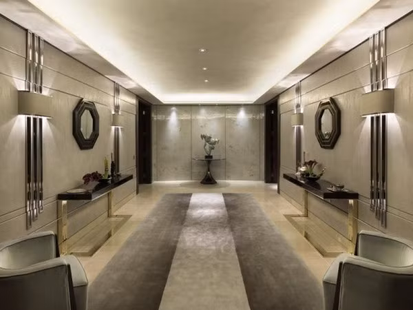 Khu chung cư phức hợp One Hyde Park có tất cả 86 căn hộ và hầu hết đã được bán cho những người giàu có, trong đó có nhiều tỷ phú về công nghệ.