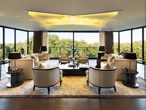 Từ căn hộ có thể bao quát toàn bộ khung cảnh thơ mộng của công viên Hyde Park và khu phố Knightsbridge.