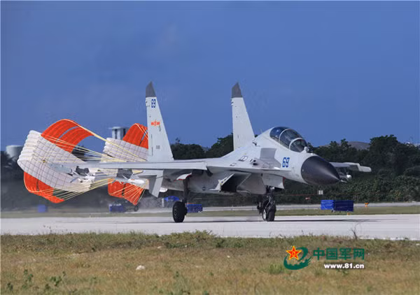 Lực lượng đường không của hải, không quân Trung Quốc vừa tiến hành tập trận quy mô lớn ở Biển Đông, cuộc tập trận có tên là "Thanh kiếm sắc bén-2015". Có tin cho là cuộc diễn tập này tổ chức ở quần đảo Hoàng Sa của Việt Nam, bởi báo chí nhà nước Trung Quốc đưa tin là ở "một sân bay Biển Đông", chứ không phải ở "một sân bay đảo Hải Nam", hơn nữa, các hình ảnh máy bay cất hạ cánh được cho là giống với hạ tầng sân bay ở đảo Phú Lâm thuộc quần đảo Hoàng Sa của Việt Nam, hiện do Trung Quốc chiếm đóng bất hợp pháp.