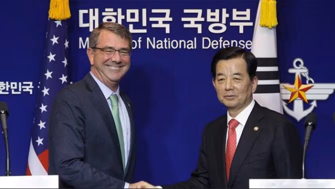 Bộ trưởng Quốc phòng Mỹ Ashton B. Carter ở Hàn Quốc ngày 2 tháng 11 năm 2015 Bộ trưởng Quốc phòng Mỹ Ashton B. Carter ở Hàn Quốc ngày 2 tháng 11 năm 2015