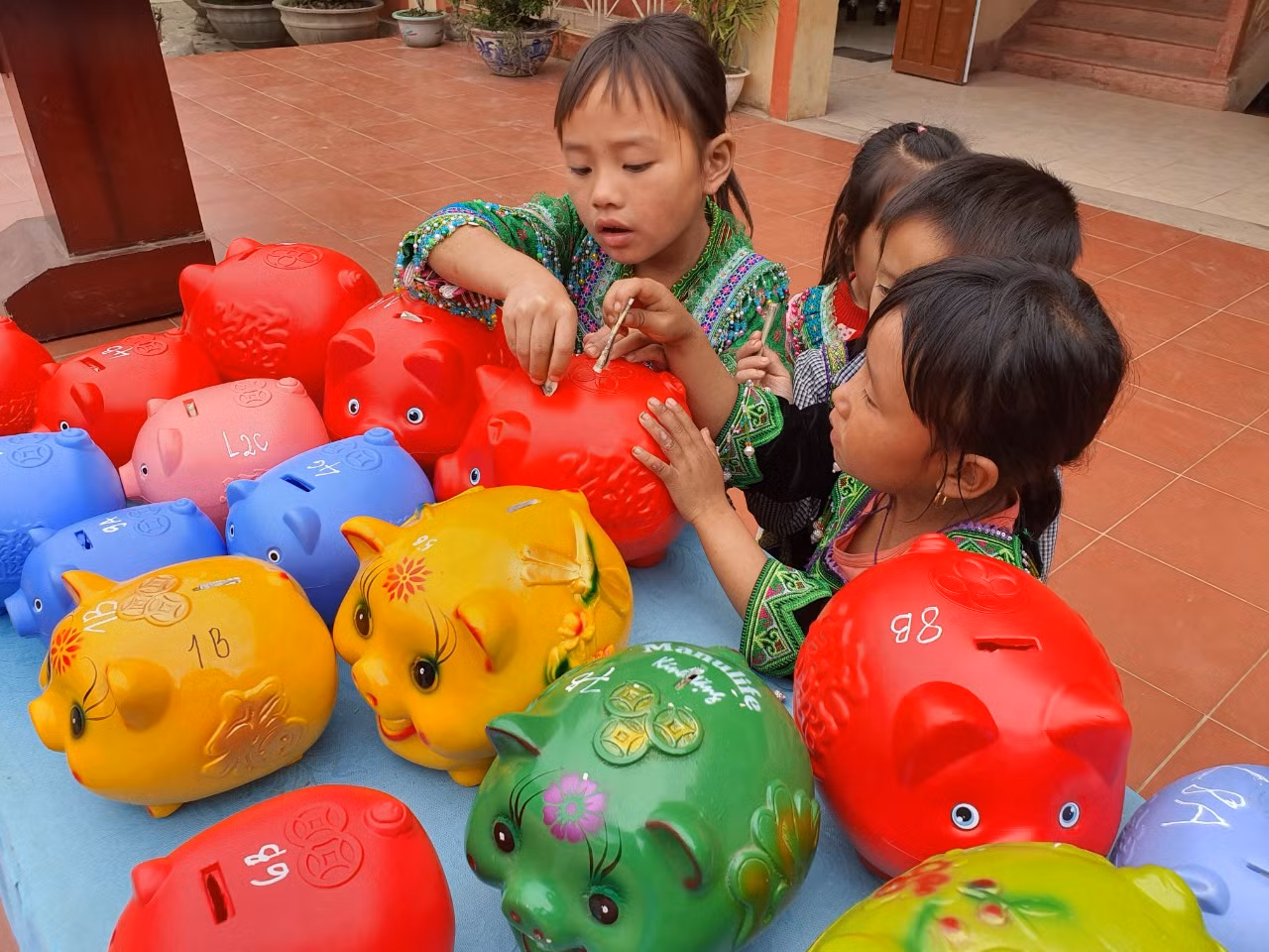 Học sinh được dạy con chữ, dạy cách làm người (Ảnh:V.N)