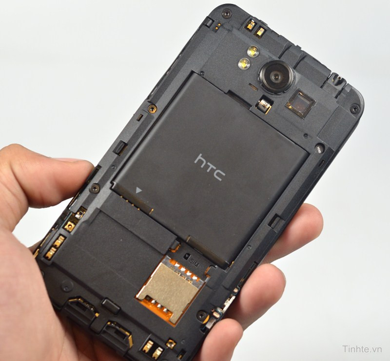Pin và khe cắm sim, không có khe thẻ nhớ microSD.