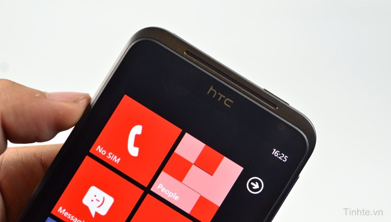 Thiết kế loa thoại đặc trưng của HTC.