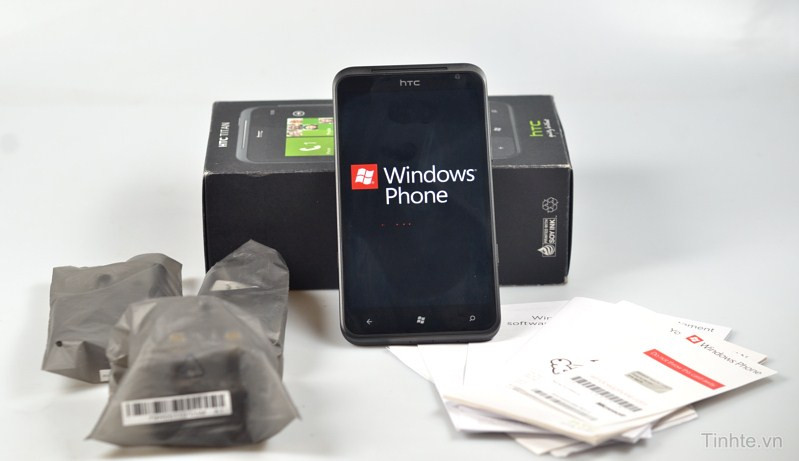 Trọn bộ phụ kiện HTC Titan.