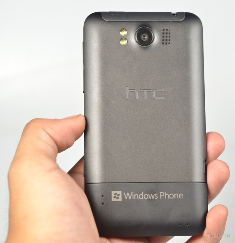 Mặt sau có thiết kế đơn giản, logo HTC in chìm.