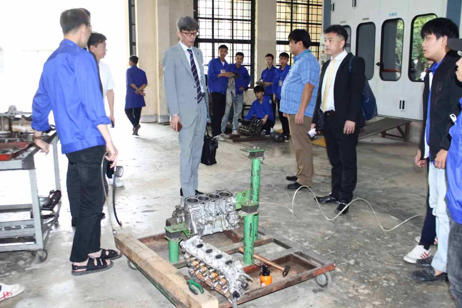 Các trường đào tạo khối ngành kỹ thuật phải đầu tư nhiều cho việc mua sắm thiết bị, máy móc, đầu tư nhà xưởng nên chi phí đào tạo cao. Ảnh minh họa: Website Trường Đại học Sư phạm Kỹ thuật Vinh