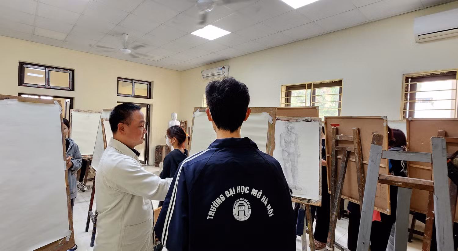Giờ học môn Hình họa của Trường Đại học Mở Hà Nội. Ảnh: NVCC Giờ học môn Hình họa của Trường Đại học Mở Hà Nội. Ảnh: NVCC