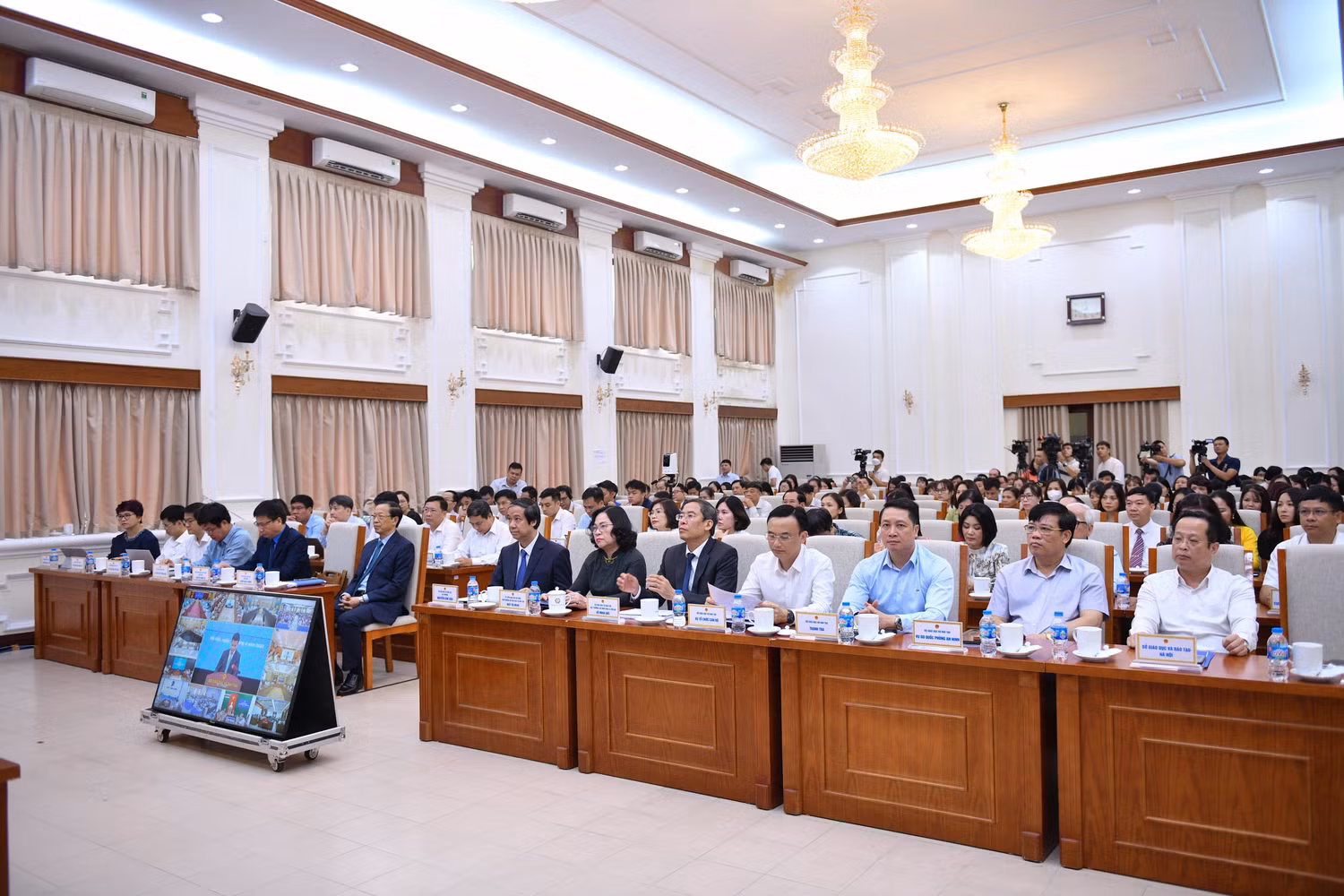 Sự kiện "Bộ trưởng Bộ Giáo dục và Đào tạo gặp gỡ nhà giáo, cán bộ quản lý, nhân viên ngành giáo dục".