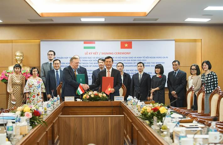 Thứ trưởng Nguyễn Văn Phúc và Đại sứ Hungary tại Việt Nam ký kết thỏa thuận hợp tác (ảnh: nguồn Bộ Giáo dục và Đào tạo) Thứ trưởng Nguyễn Văn Phúc và Đại sứ Hungary tại Việt Nam ký kết thỏa thuận hợp tác (ảnh: nguồn Bộ Giáo dục và Đào tạo)
