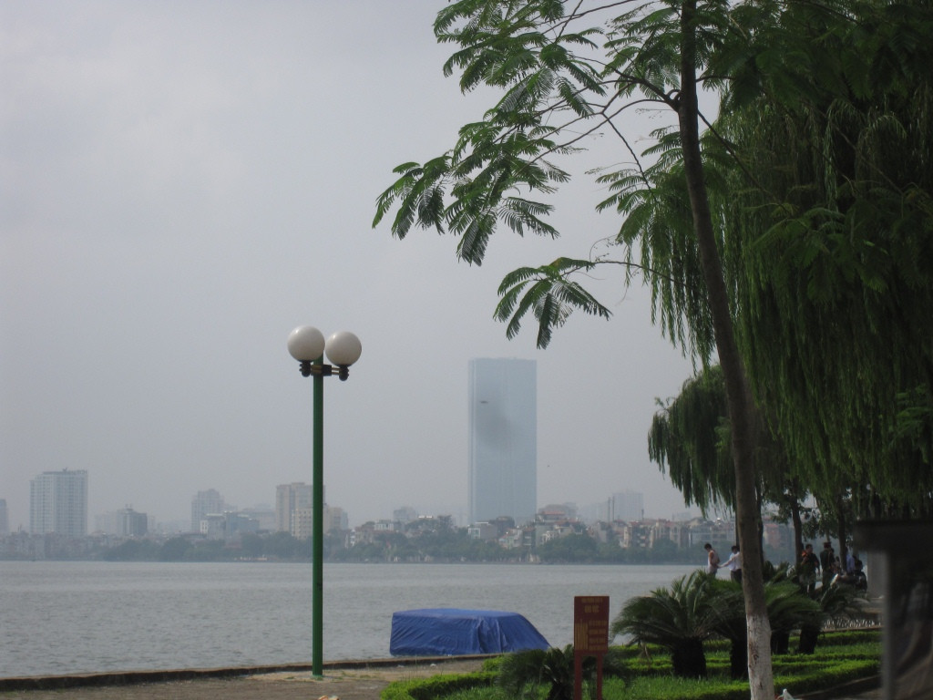 Lái xe đã lấy “bạt” phủ kín chiếc xe và huy động lực lượng quân đội đến bảo vệ hiện trường