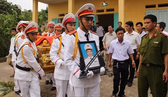 Lễ an táng thượng úy Lường Phát Chiêm, sĩ quan Phòng Cảnh sát bảo vệ và cơ động Công an tỉnh Sơn La. Lễ an táng thượng úy Lường Phát Chiêm, sĩ quan Phòng Cảnh sát bảo vệ và cơ động Công an tỉnh Sơn La.