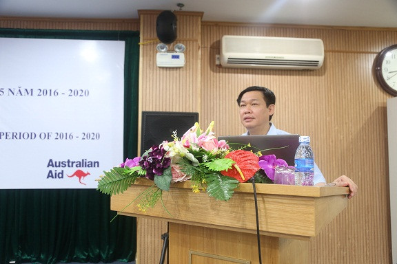 GS.TS Vương Đình Huệ, Ủy viên Ban Chấp hành Trung ương Đảng, Trưởng ban Kinh tế Trung ương chủ trì Tọa đàm. GS.TS Vương Đình Huệ, Ủy viên Ban Chấp hành Trung ương Đảng, Trưởng ban Kinh tế Trung ương chủ trì Tọa đàm.