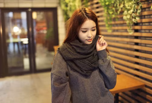 Dùng tay nơi lỏng khăn ra để tạo độ bao phủ tự nhiên.