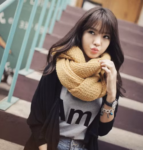 Cuốn khăn thành nhiều vòng để rút ngắn độ dài của khăn.