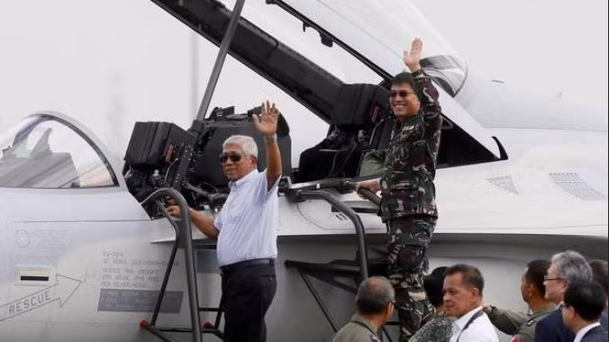 Bộ trưởng Quốc phòng Philippines Voltaire Gazmin bên cạnh máy bay chiến đấu FA-50 mua của Hàn Quốc Bộ trưởng Quốc phòng Philippines Voltaire Gazmin bên cạnh máy bay chiến đấu FA-50 mua của Hàn Quốc