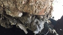 Mỗi lần nước rút lại xuất hiện tình trạng trụ cầu không móng. Ảnh Hải Ninh