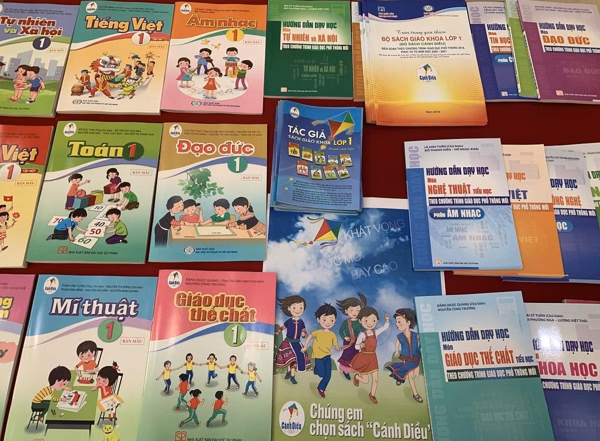 Bộ Giáo dục yêu cầu các nhà xuất bản và các Sở tạo điều kiện cho các cơ sở giáo dục, giáo viên, phụ huynh tiếp cận sớm và đầy đủ với sách giáo khoa mới. (Ảnh minh họa: Thùy Linh) Bộ Giáo dục yêu cầu các nhà xuất bản và các Sở tạo điều kiện cho các cơ sở giáo dục, giáo viên, phụ huynh tiếp cận sớm và đầy đủ với sách giáo khoa mới. (Ảnh minh họa: Thùy Linh)