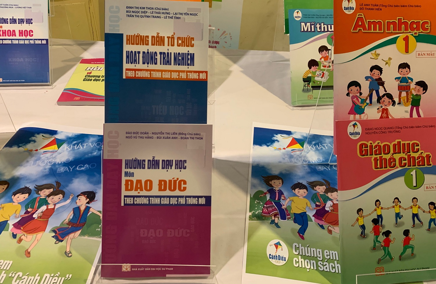 Quốc hội giao cho Bộ Giáo dục và Đào tạo đứng ra tổ chức, biên soạn một bộ sách giáo khoa, tuy nhiên đến nay đã không có một sách nào của Bộ cả. (Ảnh minh họa về bộ sách Cánh Diều: Thùy Linh chụp)