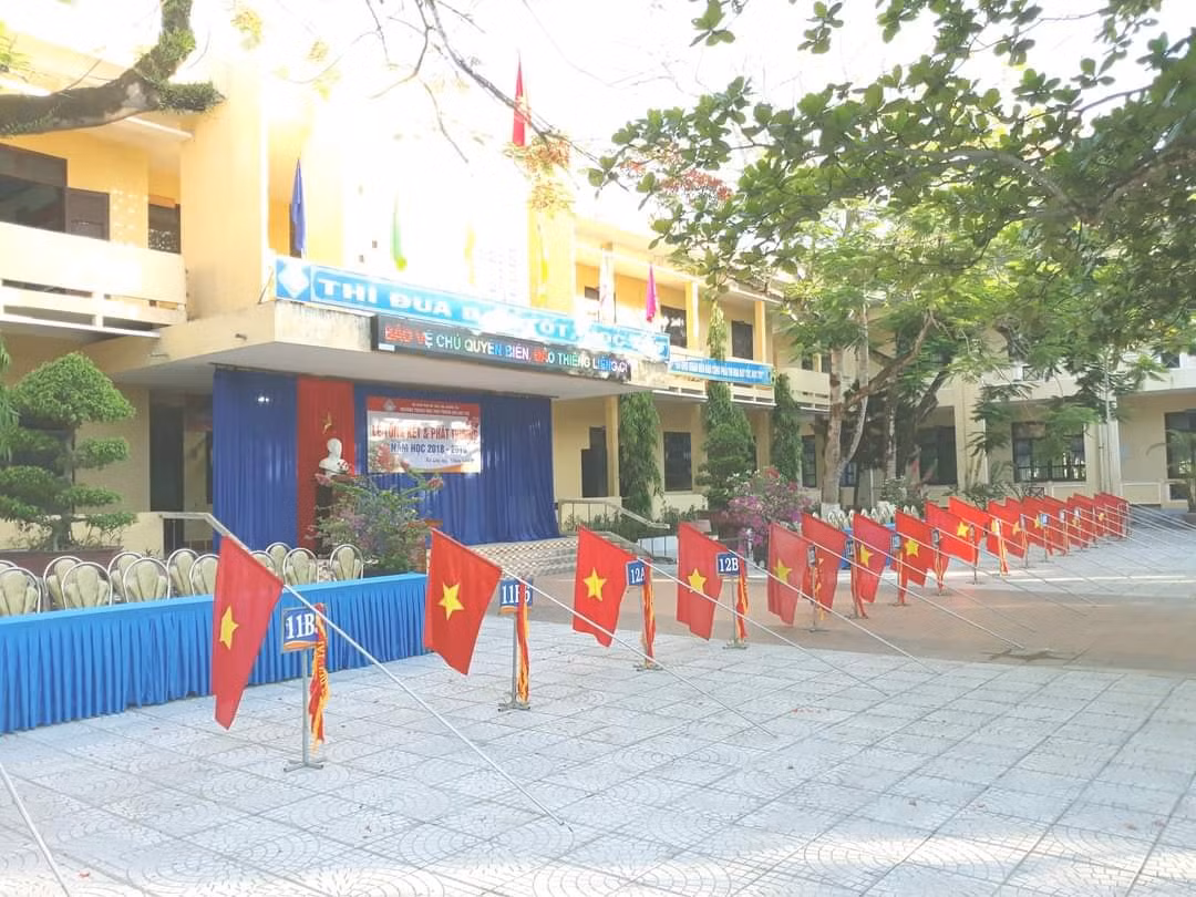 Ngành giáo dục Quảng Trị đang khắc phục khó khăn vì những ảnh hưởng của dịch COVID-19. Ảnh: trường Trung học phổ thông Bùi Dục Tài (Hải Lăng, Quảng Trị). Ngành giáo dục Quảng Trị đang khắc phục khó khăn vì những ảnh hưởng của dịch COVID-19. Ảnh: trường Trung học phổ thông Bùi Dục Tài (Hải Lăng, Quảng Trị).