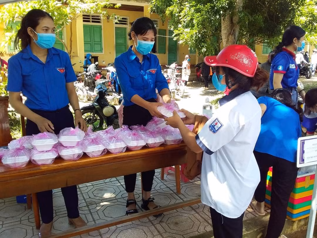 Các suất cơm nghĩa tình của các nhà hảo tâm được trao tận tay đến các em. Các suất cơm nghĩa tình của các nhà hảo tâm được trao tận tay đến các em.