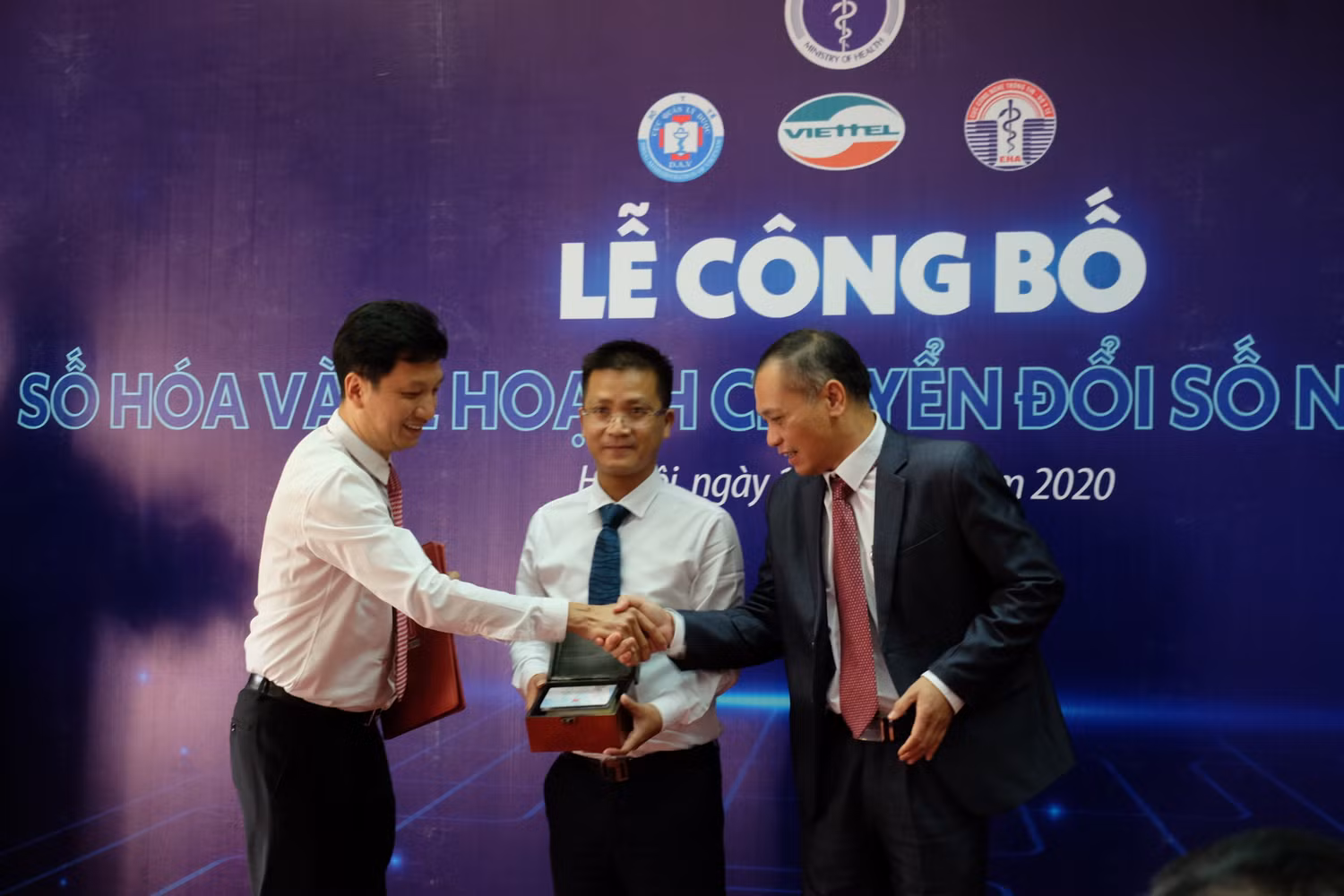 Đại diện Bộ Y tế nhận bàn giao từ phía doanh nghiệp thực hiện số hóa. Ảnh: LC