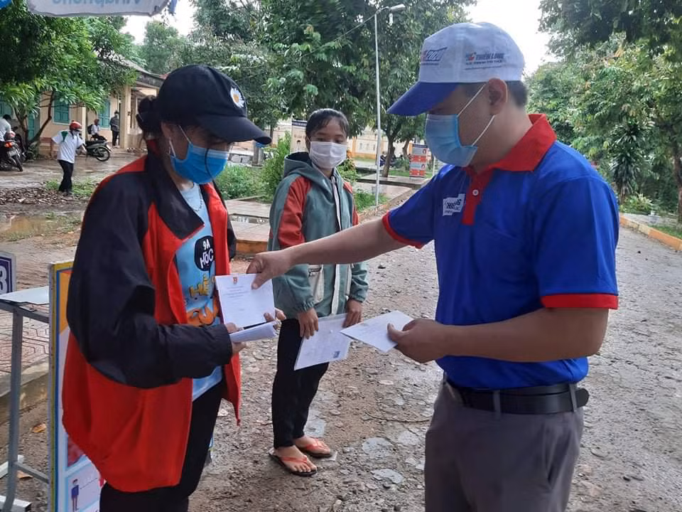 Thầy Lê Chí Thông phát phần quà của các nhà hảo tâm đến các bạn học sinh khó khăn. Thầy Lê Chí Thông phát phần quà của các nhà hảo tâm đến các bạn học sinh khó khăn.