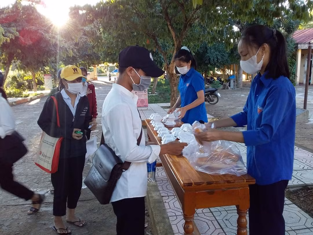 Học sinh ở các bản của Đakrong rất vất và khi ra thị trấn trọ học để tham gia kỳ thi tốt nghiệp. Học sinh ở các bản của Đakrong rất vất và khi ra thị trấn trọ học để tham gia kỳ thi tốt nghiệp.