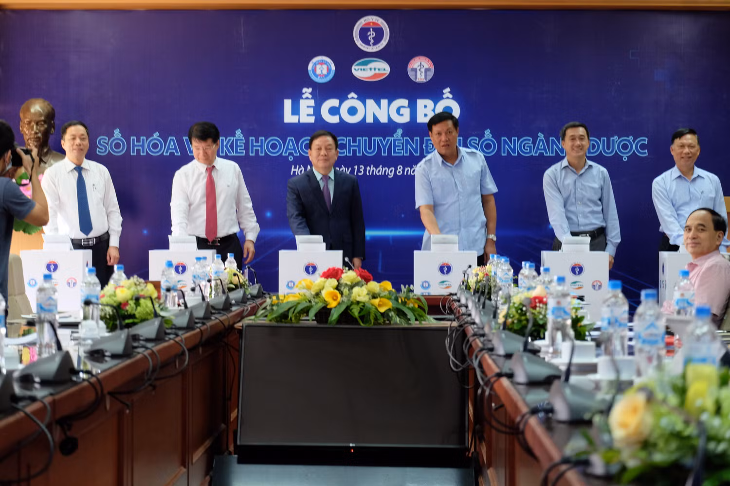 Các đại biểu chính thức thực hiện nghi thức khánh khành chuyển đổi số hóa ngành dược. Ảnh: LC
