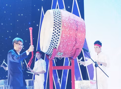 Phó Giáo sư Trần Đan Thư - Hiệu trưởng Trường Hoa Sen đánh trống khai giảng năm học (ảnh: HSU)