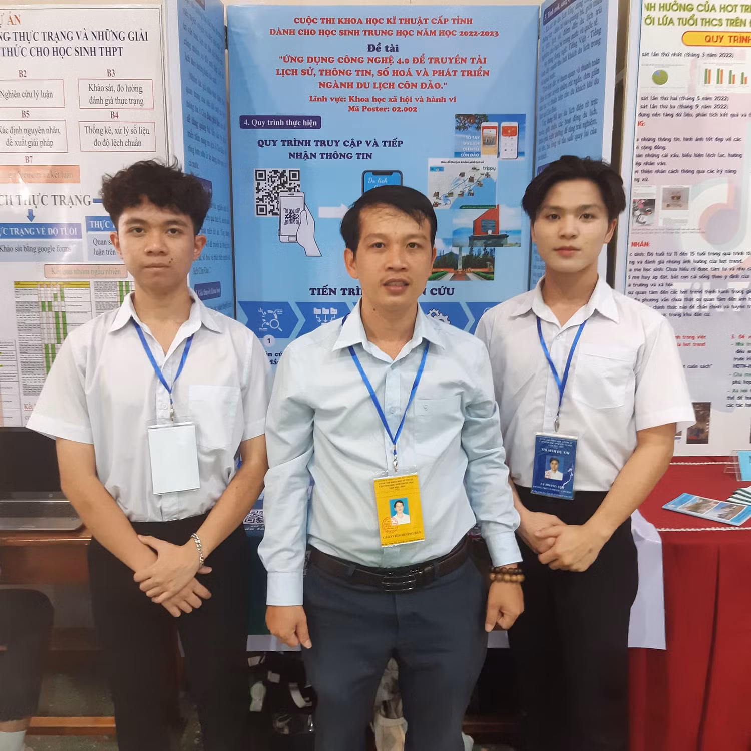 Em Lý Hoàng Anh và Hà Quốc Đạt cùng giáo viên hướng dẫn Trần Song Hào trước gian hàng của mình Em Lý Hoàng Anh và Hà Quốc Đạt cùng giáo viên hướng dẫn Trần Song Hào trước gian hàng của mình