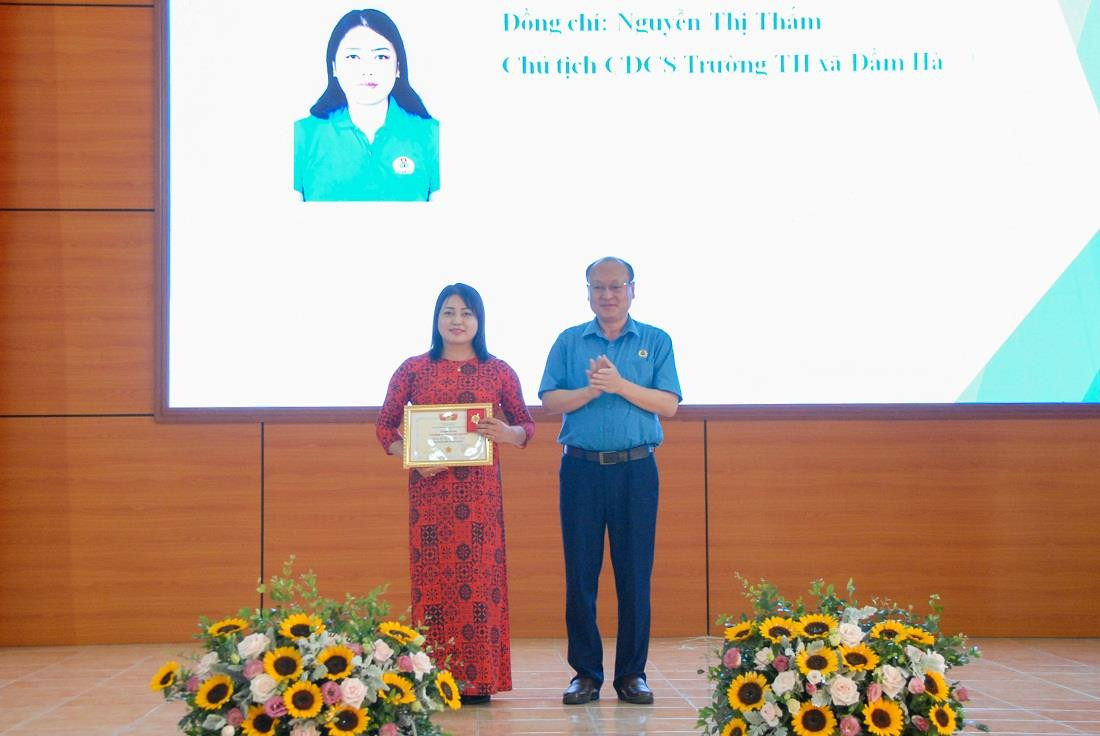Cô giáo Nguyễn Thị Thắm nhận Kỷ niệm chương "Vì sự nghiệp xây dựng tổ chức Công đoàn" của Tổng Liên đoàn Lao động Việt Nam năm 2019. (Ảnh: Văn Bá)