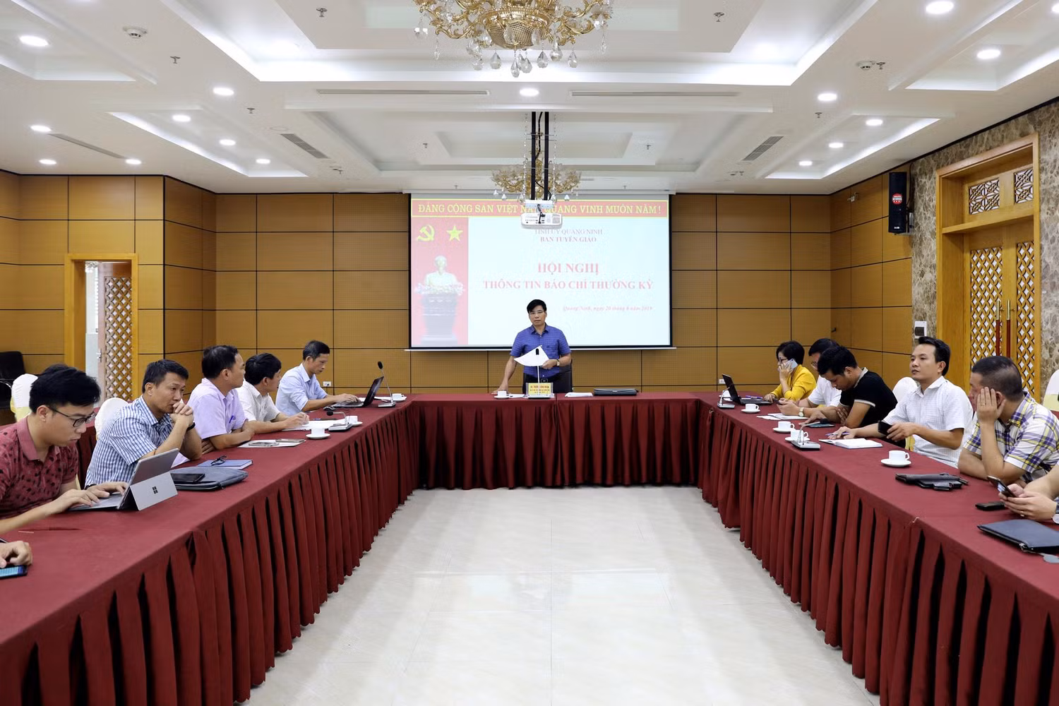 Lãnh đạo Ban Tuyên giáo Tỉnh ủy Quảng Ninh thông tin tại hội nghị thông tin báo chí thường kỳ (Ảnh: CTV) Lãnh đạo Ban Tuyên giáo Tỉnh ủy Quảng Ninh thông tin tại hội nghị thông tin báo chí thường kỳ (Ảnh: CTV)
