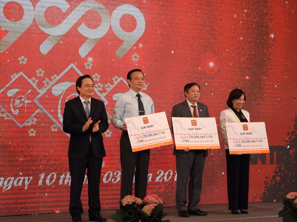 Bộ trưởng Bộ Giáo dục và Đào tạo Phùng Xuân Nhạ trao giải nhất cho đại diện các thành phố có nhều người sử dụng ứng dụng. Ảnh: Đỗ Thơm