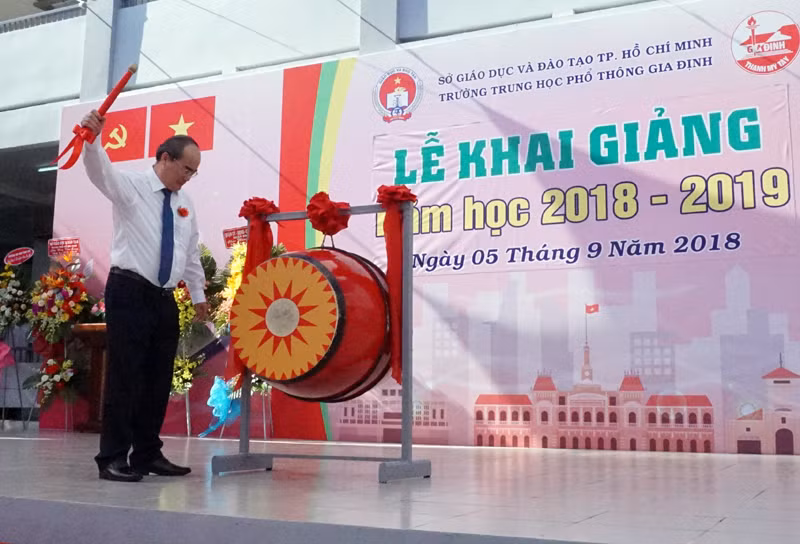 Bí thư thành ủy Thành phố Hồ Chí Minh Nguyễn Thiện Nhân đánh trống khai trường. (Ảnh: H.L)