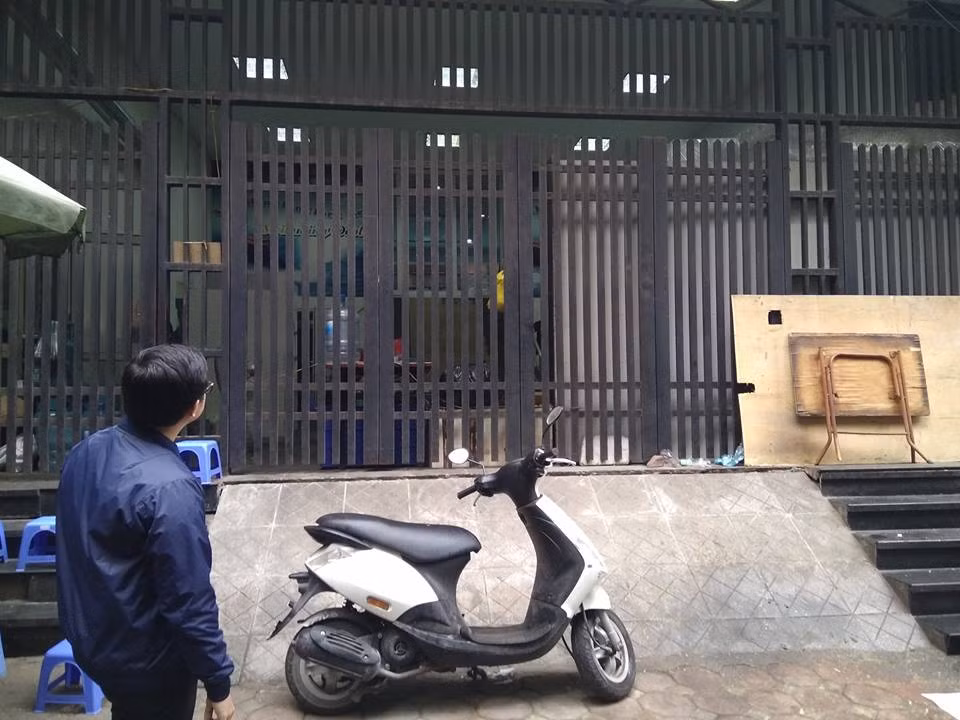 Cửa thoát hiểm ra chợ bị ban quản lý tòa nhà hàn kín (Ảnh: Lại Cường)