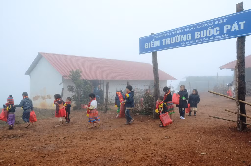 Nhiều đứa trẻ ở Buốc Pát (Lóng Luông, Mộc Châu, Sơn La) chẳng nhớ nổi mặt cha (Ảnh: Lại Cường)