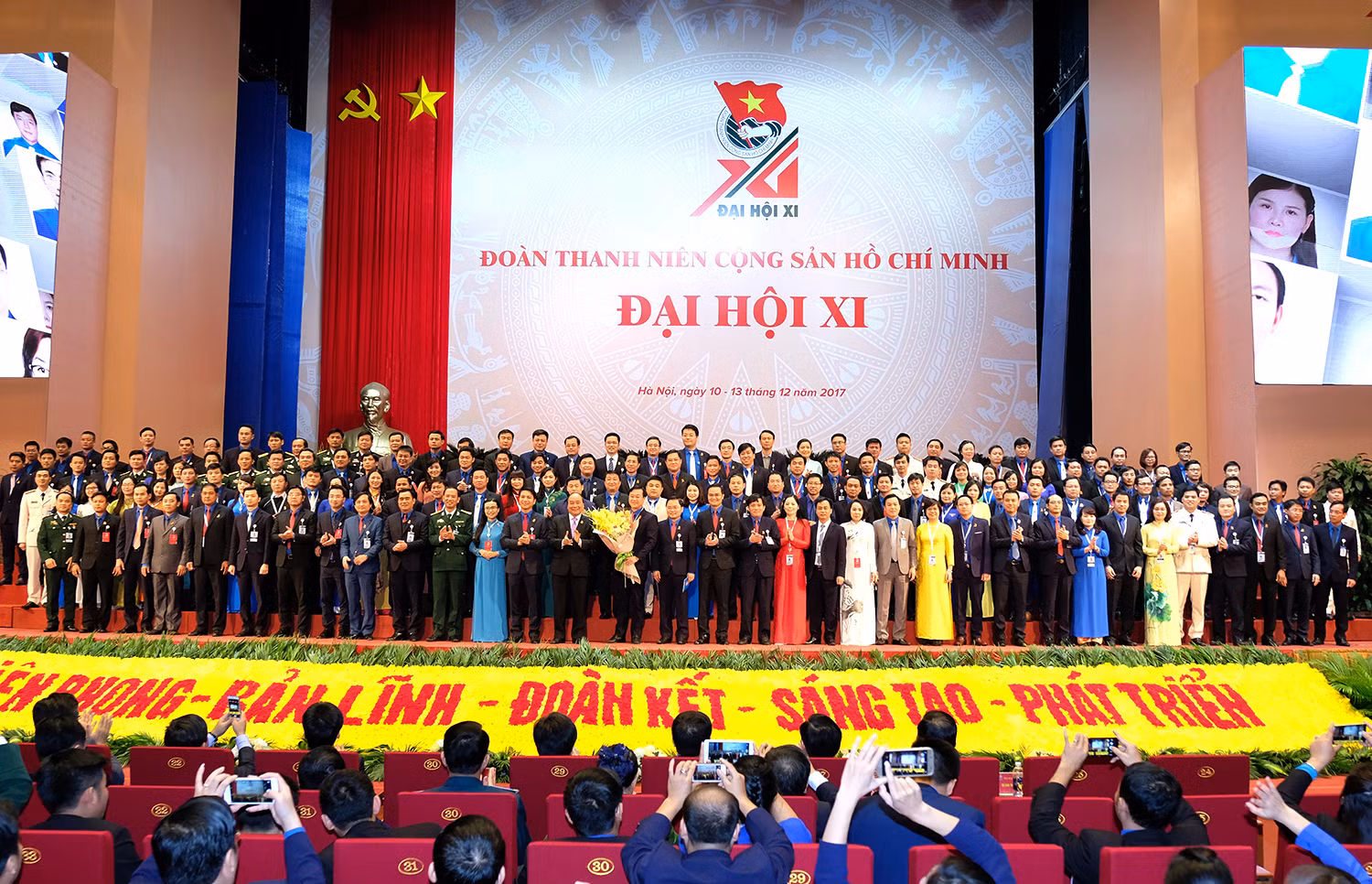 Thủ tướng Nguyễn Xuân Phúc với Ban chấp hành Trung ương Đoàn nhiệm kỳ mới (Ảnh: VPCP). Thủ tướng Nguyễn Xuân Phúc với Ban chấp hành Trung ương Đoàn nhiệm kỳ mới (Ảnh: VPCP).