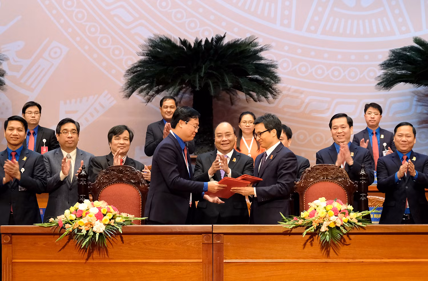 Thủ tướng chứng kiến Lễ ký kết Nghị quyết liên tịch của Chính phủ và Trung ương Đoàn giai đoạn 2017 - 2022 (Ảnh: VPCP). Thủ tướng chứng kiến Lễ ký kết Nghị quyết liên tịch của Chính phủ và Trung ương Đoàn giai đoạn 2017 - 2022 (Ảnh: VPCP).