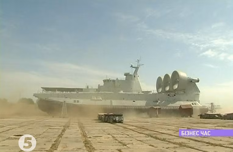 Hải quân Trung Quốc rất thèm khát công nghệ đóng tàu Zubr để tăng cường khả năng tác chiến đổ bộ. Họ đã đàm phán với Nga hơn 10 năm trời để mua Zubr cùng công nghệ nhưng không được phía Nga chấp thuận. Trong ảnh là tàu đổ bộ đệm khí Zubr của Trung Quốc tại nhà máy đóng tàu More, Ucraina. Hải quân Trung Quốc rất thèm khát công nghệ đóng tàu Zubr để tăng cường khả năng tác chiến đổ bộ. Họ đã đàm phán với Nga hơn 10 năm trời để mua Zubr cùng công nghệ nhưng không được phía Nga chấp thuận. Trong ảnh là tàu đổ bộ đệm khí Zubr của Trung Quốc tại nhà máy đóng tàu More, Ucraina.