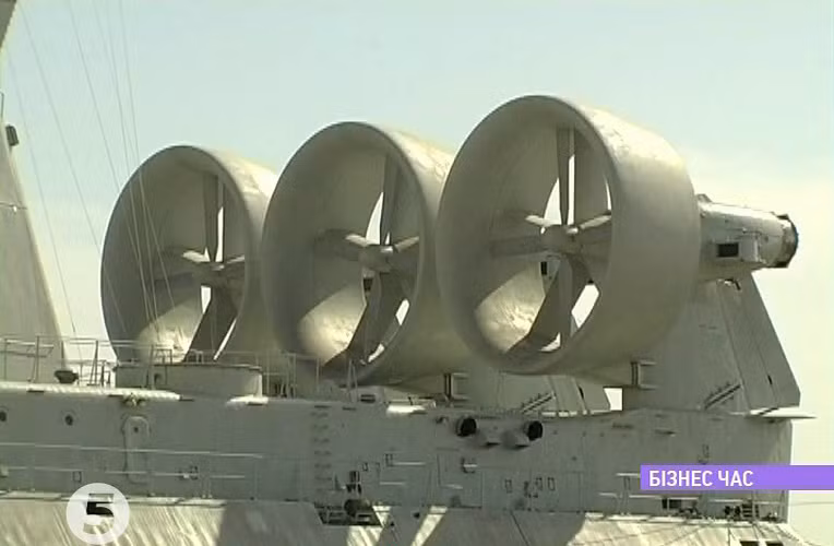 Zubr có lượng giãn nước 555 tấn, chiều dài 57,3 m, chiều rộng 25,6 m và chiều cao 21,9 m. Tàu trang bị 5 động cơ turbine khí công suất 10.000 mã lực mối động cơ, có tầm hoạt động 300 hải lý ở tốc độ 60 hải lý/h và 1.000 hải lý ở tốc độ 55 hải lý/h, thời gian hoạt động độc lập 5 ngày, thủy thủ đoàn 27 người. Trong ảnh là tàu đổ bộ đệm khí Zubr của Trung Quốc tại nhà máy đóng tàu More, Ucraina. Zubr có lượng giãn nước 555 tấn, chiều dài 57,3 m, chiều rộng 25,6 m và chiều cao 21,9 m. Tàu trang bị 5 động cơ turbine khí công suất 10.000 mã lực mối động cơ, có tầm hoạt động 300 hải lý ở tốc độ 60 hải lý/h và 1.000 hải lý ở tốc độ 55 hải lý/h, thời gian hoạt động độc lập 5 ngày, thủy thủ đoàn 27 người. Trong ảnh là tàu đổ bộ đệm khí Zubr của Trung Quốc tại nhà máy đóng tàu More, Ucraina.
