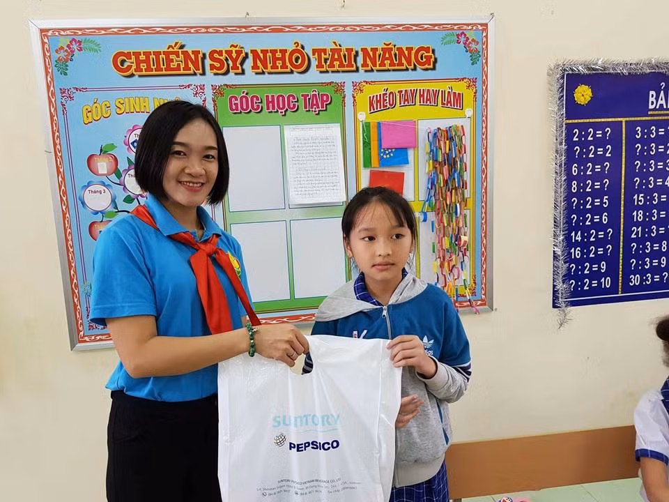 Cô Hiền "tổng" say mê với hoạt động Tổng phụ trách (Ảnh: Nhân vật cung cấp) Cô Hiền "tổng" say mê với hoạt động Tổng phụ trách (Ảnh: Nhân vật cung cấp)