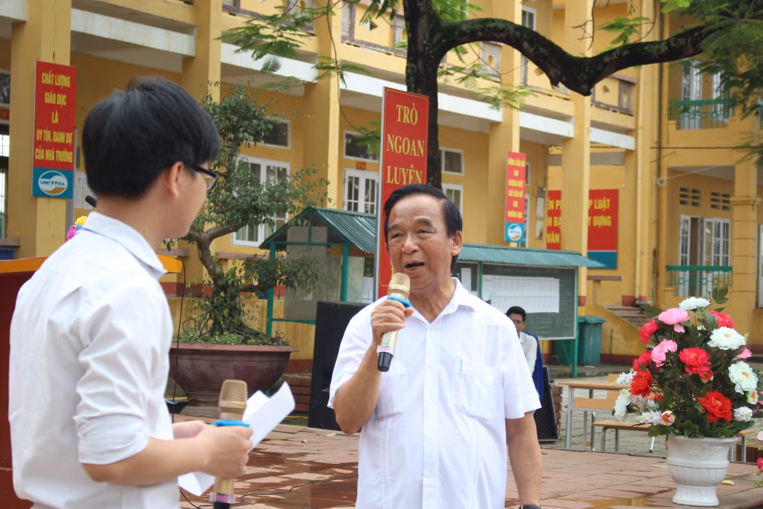 Trước ngưỡng cửa của cuộc đời, nhiều em đã được tiếp lửa bởi nhà giáo nhân dân Nguyễn Lân Dũng. (Ảnh: Lại Cường)