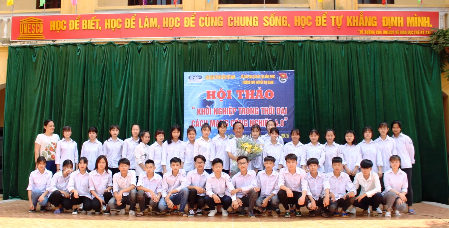 Được giao lưu và trò chuyện với Giáo sư Nguyễn Lân Dũng là một trải nghiệp đặc biệt của thày và trò trường Trung học phổ thông Nguyễn Thị Giang (Ảnh: Lại Cường)