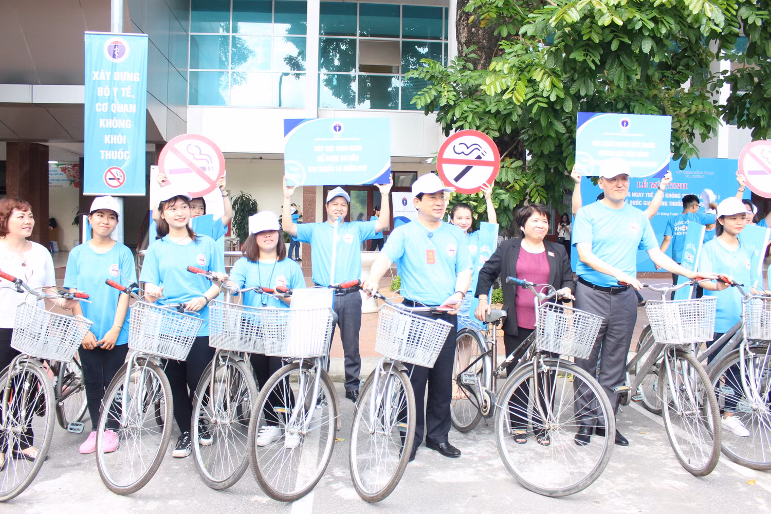 Ông Lương Ngọc Khuê và ông Kidong Park hưởng ứng đạp xe tuần hành tuyên truyền tuần lễ không thuốc lá. (Ảnh: LC) Ông Lương Ngọc Khuê và ông Kidong Park hưởng ứng đạp xe tuần hành tuyên truyền tuần lễ không thuốc lá. (Ảnh: LC)